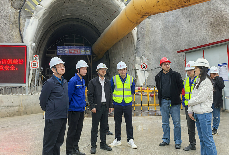 深入樂業隧道施工現場檢查.jpg