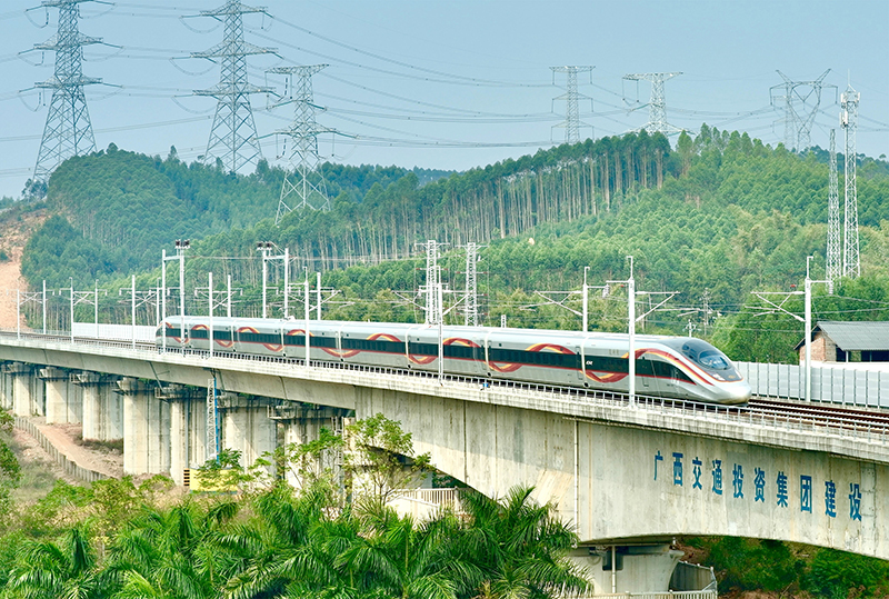 3.4聯(lián)調(diào)聯(lián)試：復(fù)興號動車組駛過青龍江特大橋.jpg