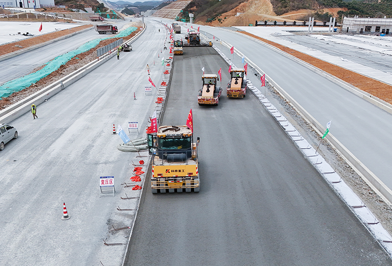 百馬機場高速主線路面施工.JPG