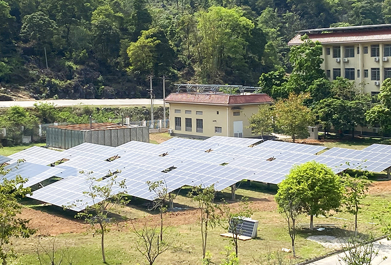 在龍邦收費站布局太陽能光伏發電設施.jpg