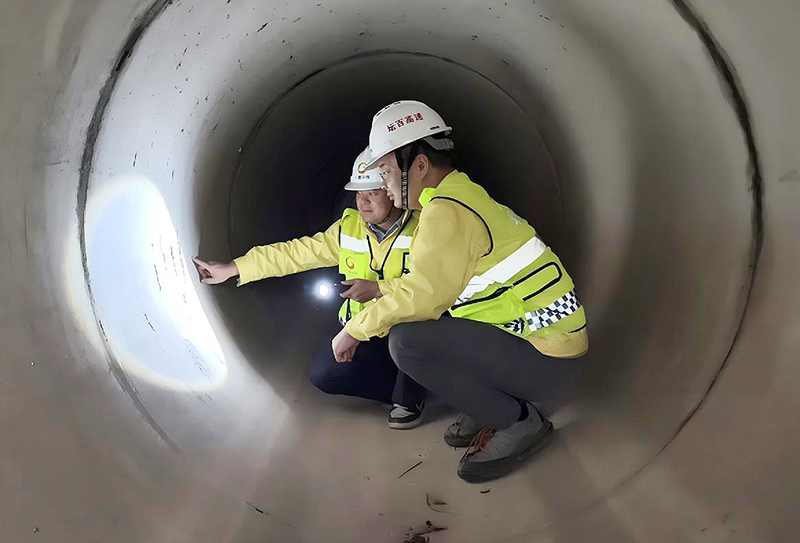 巡查隊伍對壇百高速全線路基邊坡橋涵、防洪排水設施等關鍵區域開展巡查1.jpg