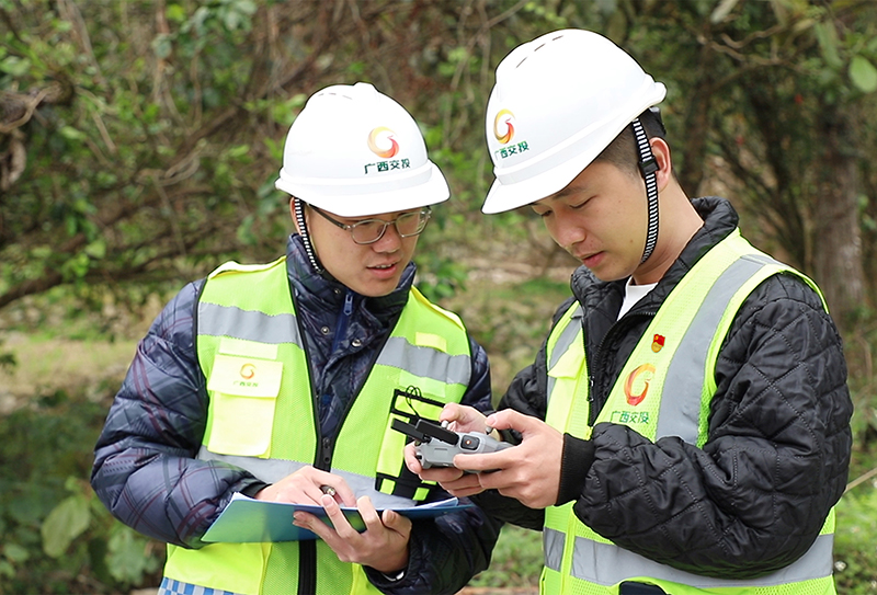 運用“無人機航拍+人工踏勘”雙軌排查技術，對高邊坡、橋梁、涵洞及防土墻實施拉網式篩查.jpg