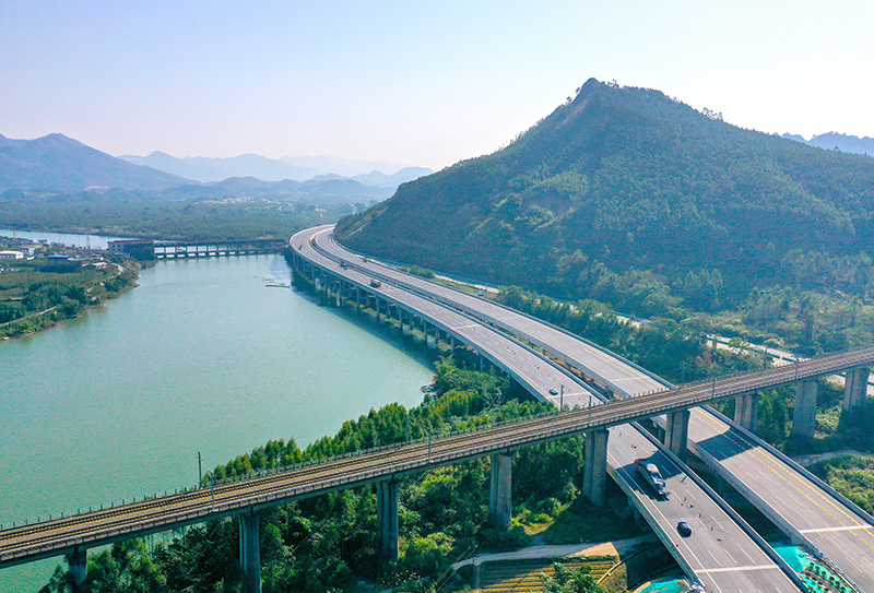 下穿衡柳高鐵的巨龍——桂林至柳州高速公路改擴(kuò)建項(xiàng)目龍溪高架特大橋.jpg