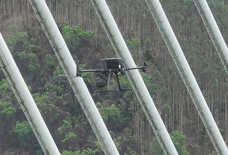 無人機按照設定航線自動飛行，對橋索進行檢測.jpg