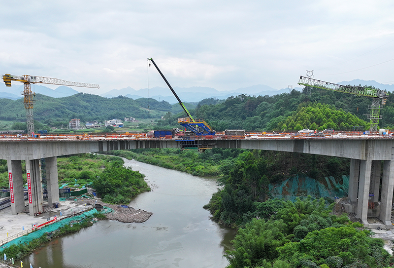 荔浦連線高速公路項(xiàng)目荔浦河大橋主橋合龍現(xiàn)場(chǎng).jpg