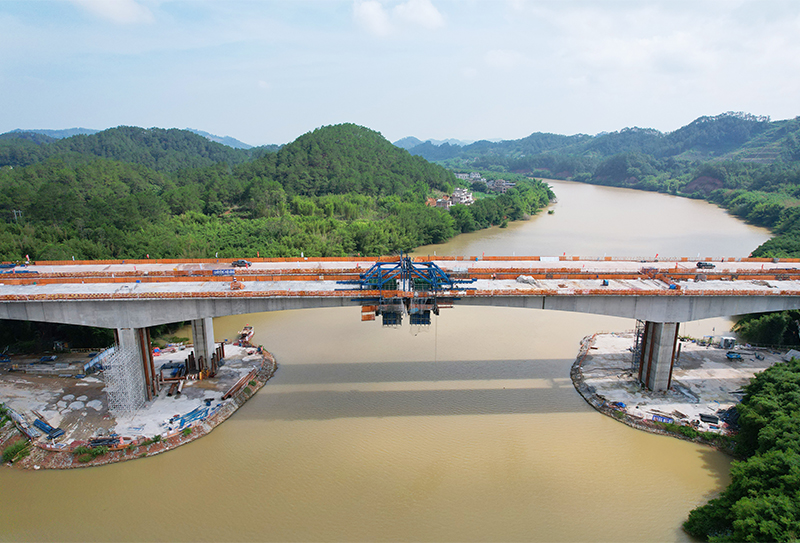 蒼梧至容縣高速公路項(xiàng)目黃華河大橋主橋順利合龍.jpg