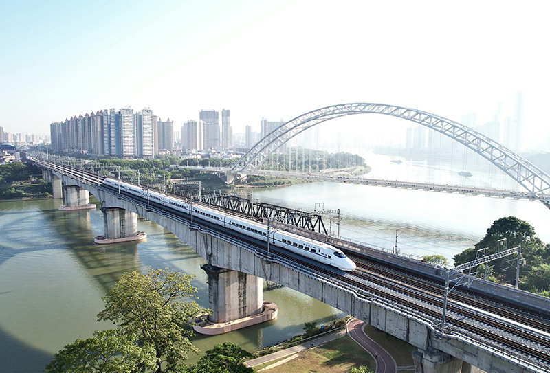 2022年首趟試運(yùn)行列車駛過永和大橋旁的南崇鐵路線。（馮衛(wèi)峰 攝）.jpg