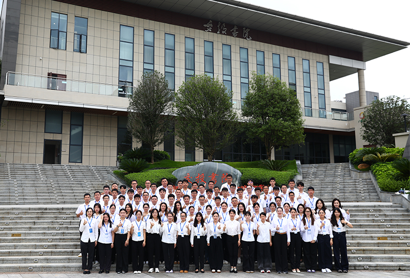 圖為新入職員工合影.jpg